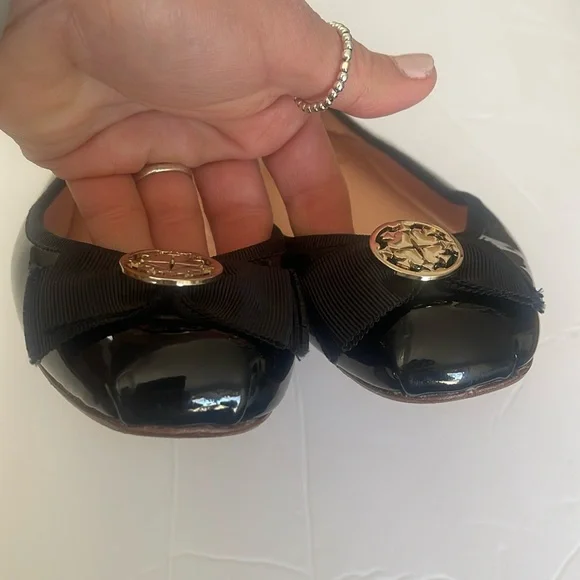 Kate Spade New York Black Patent Leather Fontana Too with Golden Logo Flats sz 6 - Picture 8 of 10